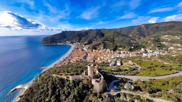 Una pista ciclopedonale a Capo Noli