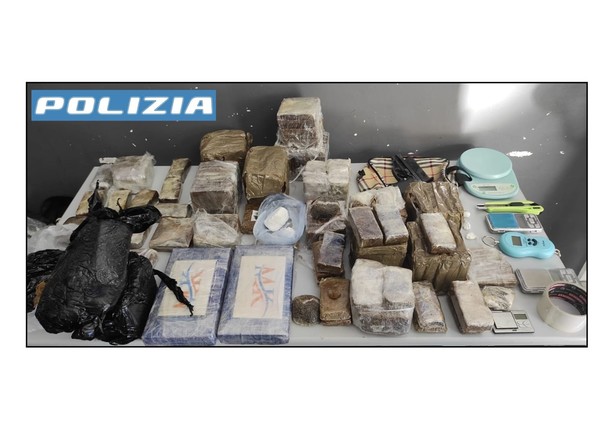 Albenga, 17 Kg di hashish e due Kg di cocaina e marijuana