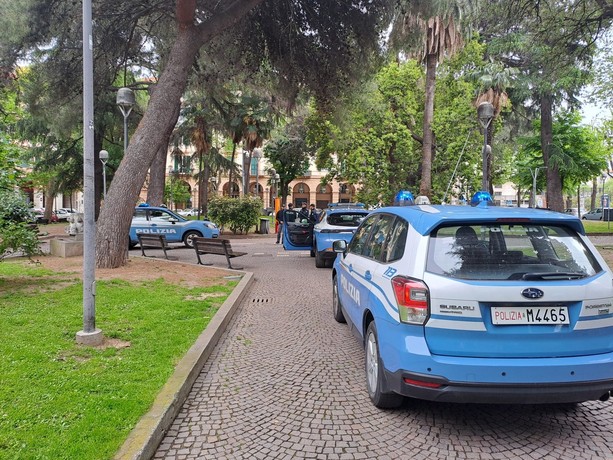 Rapina e danneggiamenti: un arresto in piazza del Popolo