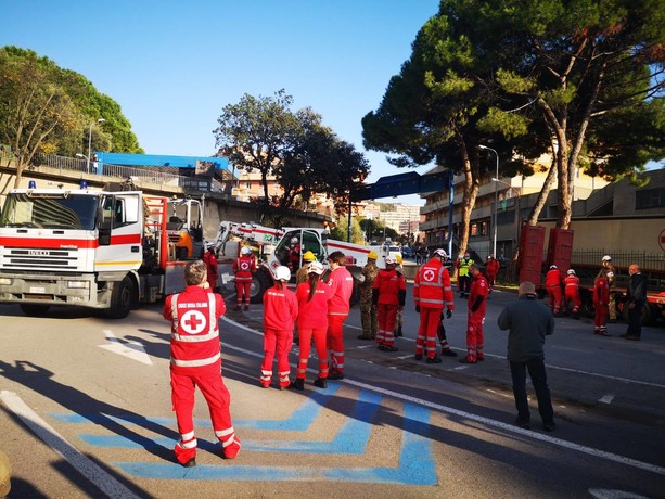 allestimento di 24 posti letto davanti al pronto soccorso dell'ospedale San Martino